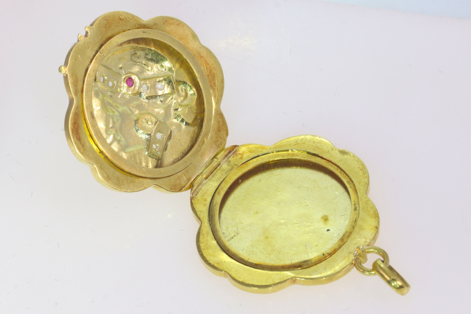 Vintage Art Nouveau 18K gold good luck locket set with diamonds by Artiste Inconnu