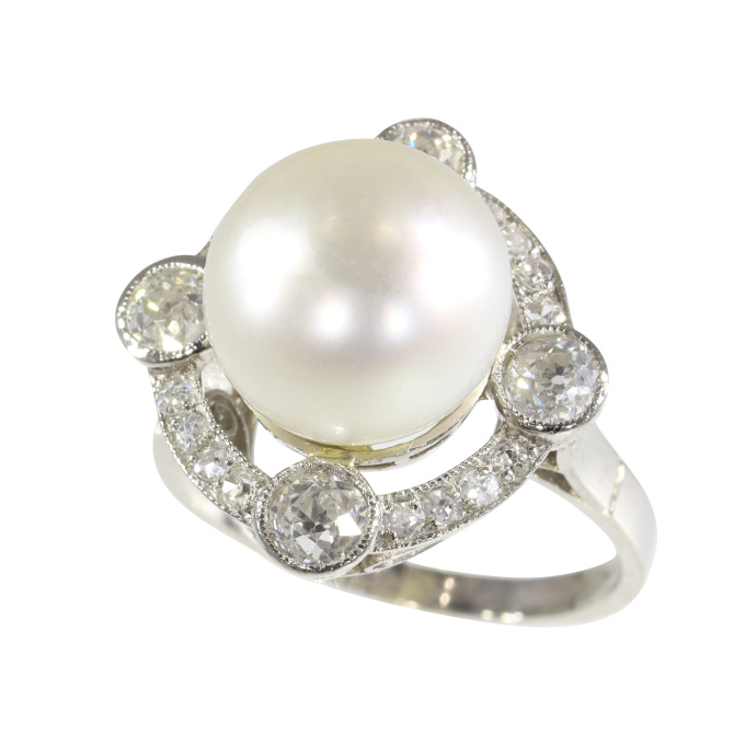 1920s Art Deco Pearl and Diamond Ring – A Timeless Statement of Elegance by Artista Sconosciuto