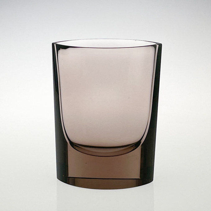 A Scandinavian Modern pink art glass object / vase, model N 407 – Nuutajärvi-Notsjö, Finland 1967 by Kaj Franck