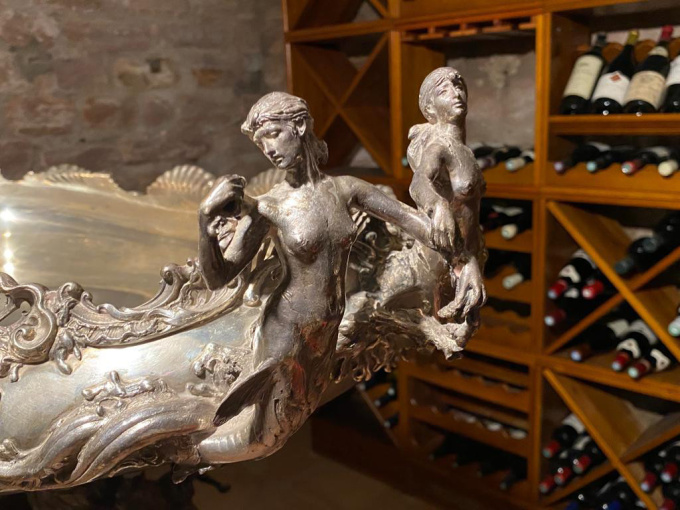 Monumental silver centerpiece by Onbekende Kunstenaar