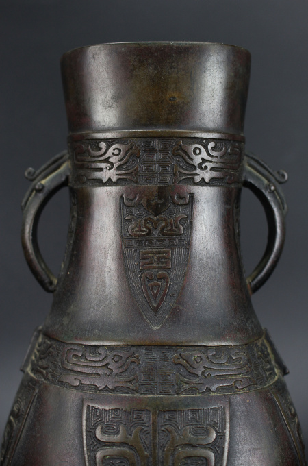 A Chinese bronze archaistic Hu vase, Ming dynasty (1368-1644) by Artiste Inconnu