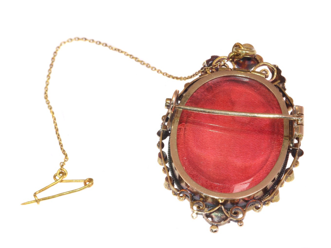 Victorian cameo brooch/pendant with locket depicting Cupid and Bacchus Stomp Grapes, Autumn after Thorvaldsen by Artista Sconosciuto