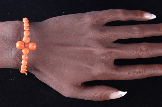 Vintage 18K coral bangle by Artista Desconocido
