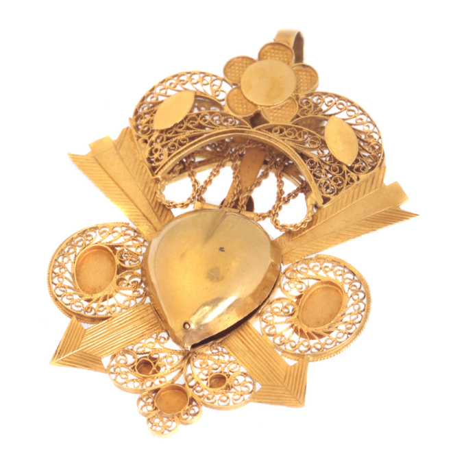 Late 18th Century Georgian arrow pierced heart locket pendant in gold filigree by Artista Sconosciuto