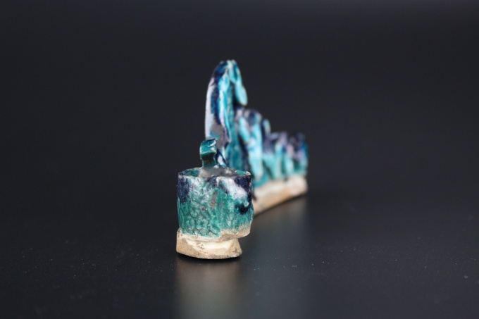 A Kangxi aubergine- and turquoise-glazed brush rest and water pot by Onbekende Kunstenaar