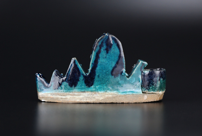 A Kangxi aubergine- and turquoise-glazed brush rest and water pot by Onbekende Kunstenaar
