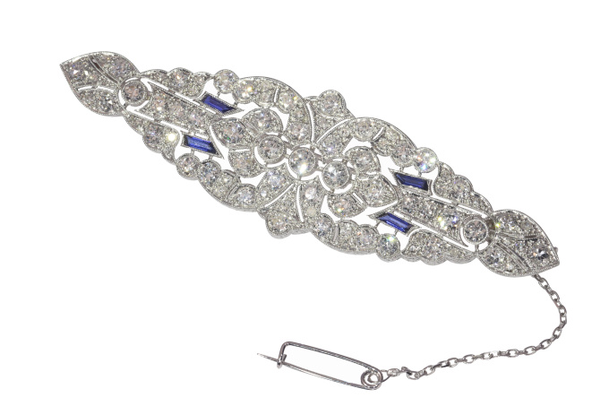 Vintage platinum Art Deco diamond brooch with sapphire accents by Unbekannter Künstler