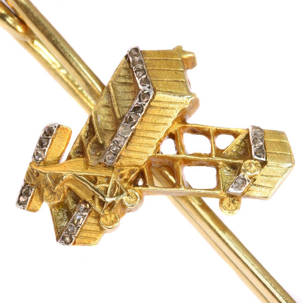 Unique gold diamond aviation brooch commemorating Belgium's first manned motorized flight by Artista Desconocido