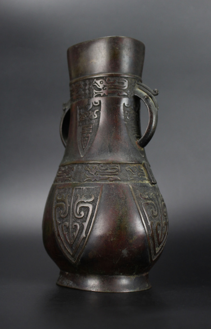 A Chinese bronze archaistic Hu vase, Ming dynasty (1368-1644) by Artiste Inconnu