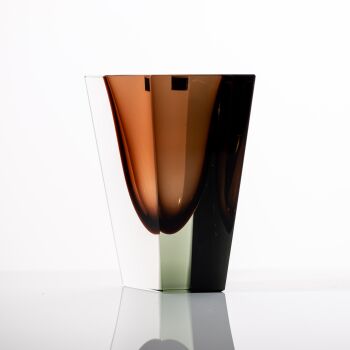 A glass Art-object “Prisma”, model KF 215 in brown, grey and clear glass – Nuutajärvi-Notsjö, Finland ca 1965 by Kaj Franck