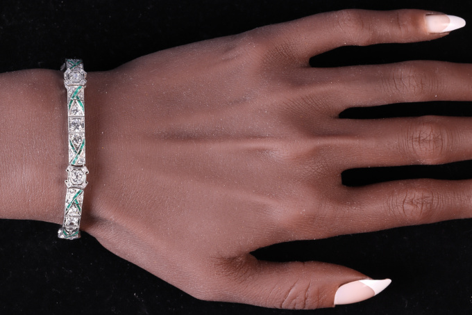 A True Art Deco Gem: 1920s Platinum Bracelet with Diamonds and Emeralds by Onbekende Kunstenaar