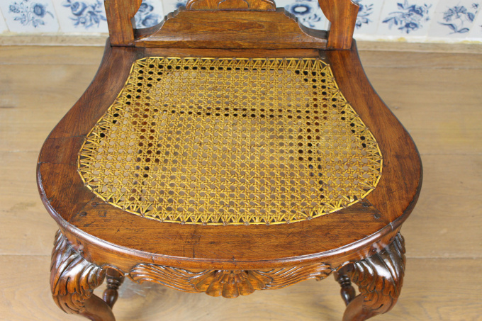 A pair of Dutch Colonial Solid Satinwood Chairs, Ceylon 18th century by Onbekende Kunstenaar