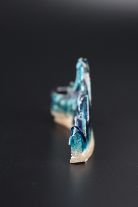 A Kangxi aubergine- and turquoise-glazed brush rest and water pot by Onbekende Kunstenaar