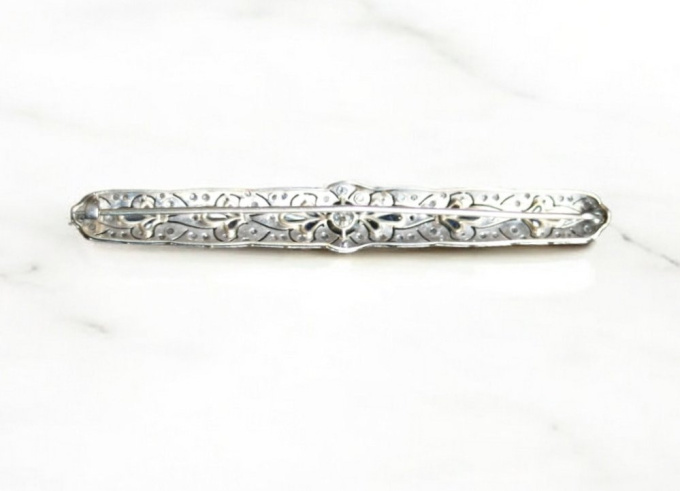 Art Deco speld met Saffier by Artista Sconosciuto