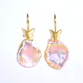 Earrings, yellow gold with butterflies and keshi pearls. by Eva Theuerzeit
