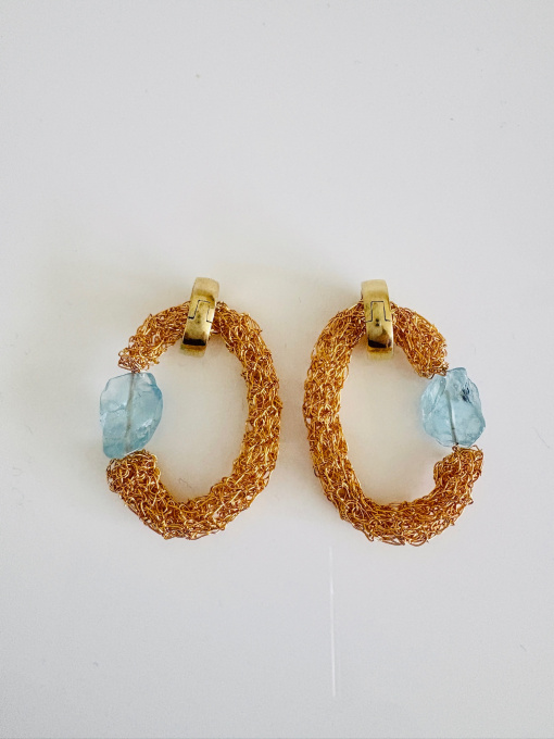 Raw Aqua oorringen by Wilhelmina Huysman