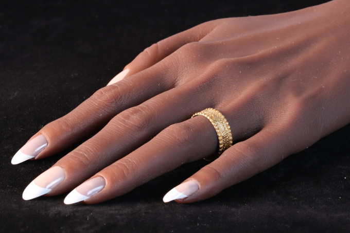 Antique 18K Gold Baroque Wedding Band, Circa 1700 – A Timeless Symbol of Love by Artista Sconosciuto