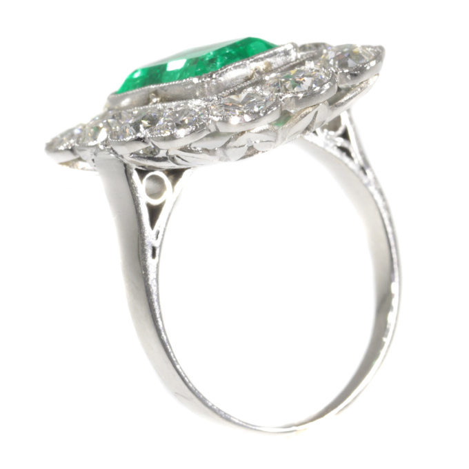 Vintage Fifties platinum diamond ring with untreated natural emerald by Artista Desconhecido
