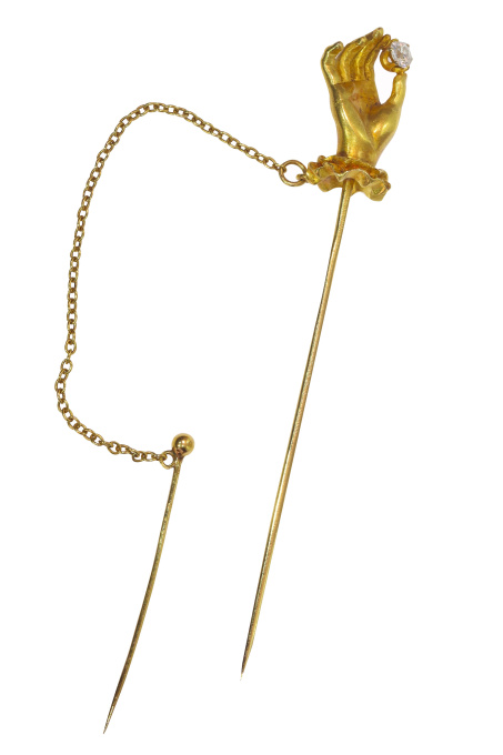 Antique 18K yellow gold tiepin hand holding an old mine cut diamond by Onbekende Kunstenaar