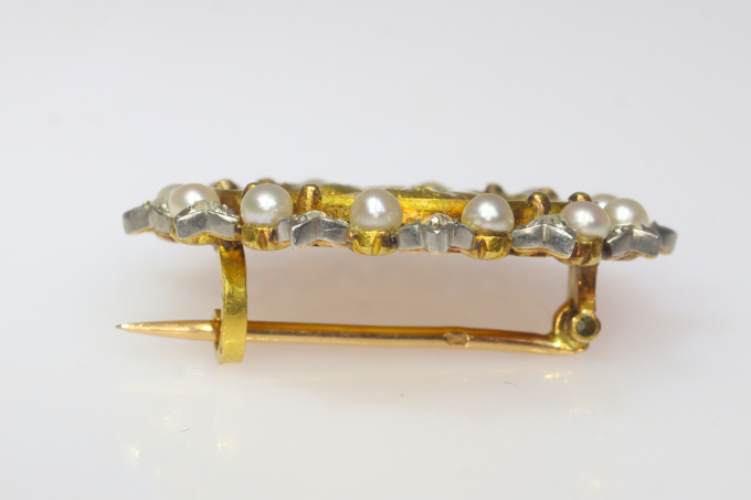 French vintage Belle Epoque gold brooch set with diamonds and pearls medaillist revival by Artiste Inconnu