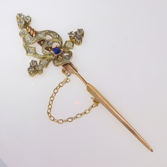 Vintage pin in the form of a sword set with diamonds and a sapphire by Artista Desconhecido