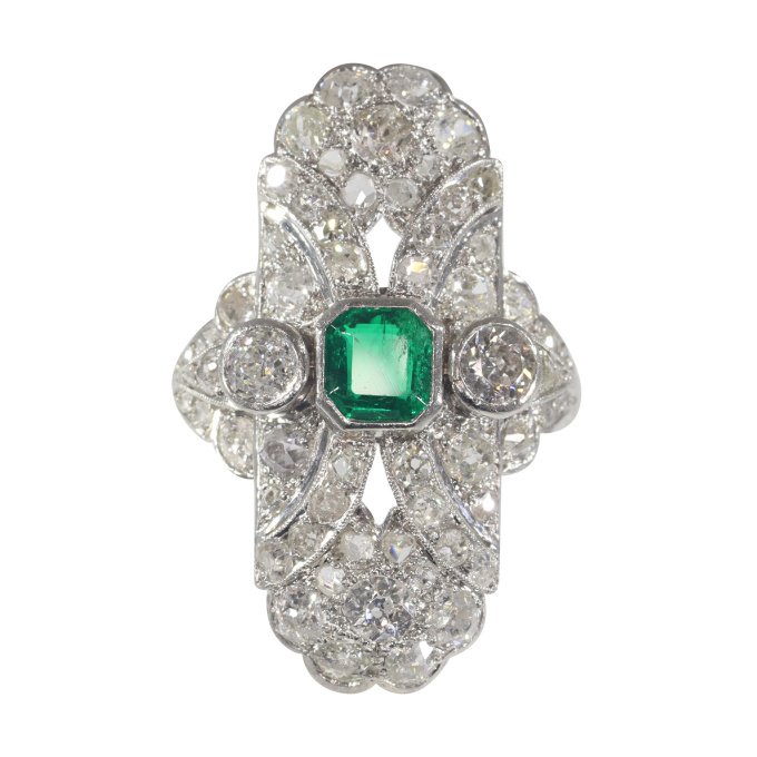 Antique Art Deco diamond engagement ring with stunning emerald by Unbekannter Künstler