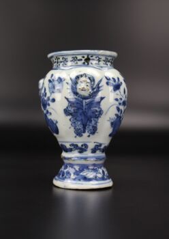 A very rare Chinese blue and white jar for the Portuguese Jesuit market, Ming dynasty c. 1610 – 1630 by Onbekende Kunstenaar