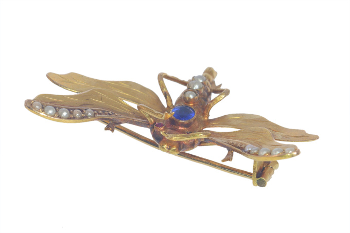 Vintage antique Victorian insect brooch with half seed pearls and a blue stone by Artista Desconocido
