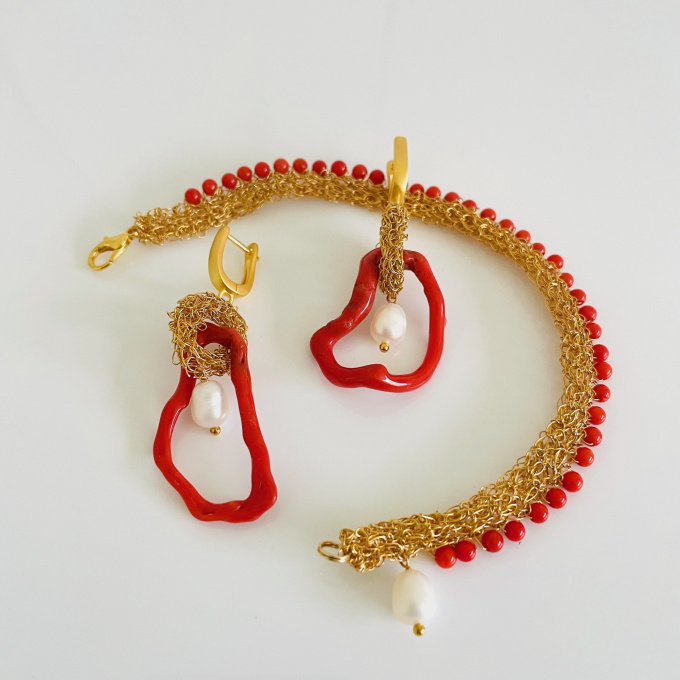 Coral oorhangers by Wilhelmina Huysman