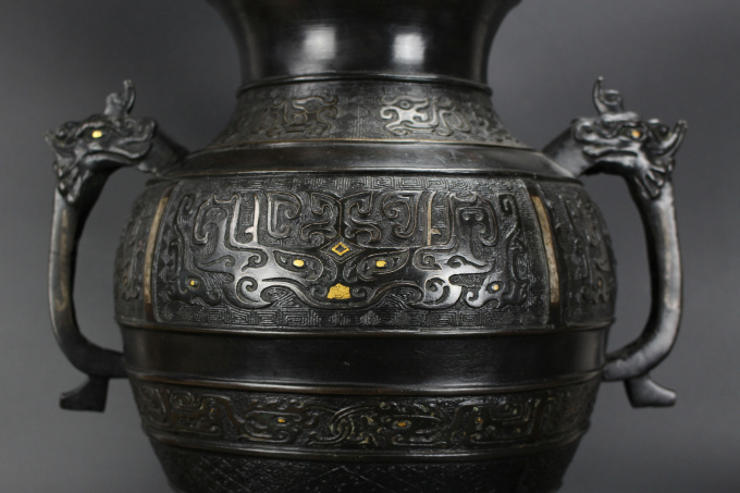Large Chinese bronze archaistic Hu vase, Qing dynasty, late 18th to 19th century by Artista Desconocido