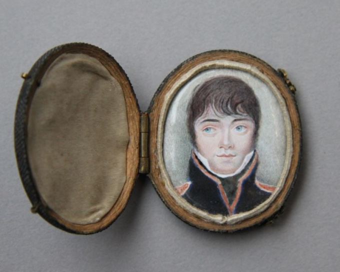 Oval miniature portrait of a young officer, presumably an officer of the Garde Impériale, France by Artiste Inconnu