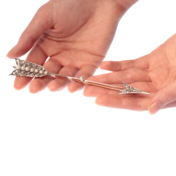 Victorian large diamond arrow brooch by Artista Sconosciuto