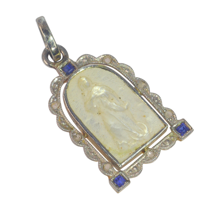 Vintage 1910's Edwardian - Art Deco 18K pendant Mother Mary medal in mother-of-pearl set with diamonds and sapphires by Unbekannter Künstler
