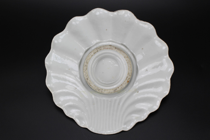 Two Chinese porcelain famille rose Mancerina plates, Qianlong Qing dynasty c. 1770 Chinese export dishes for the Spanish / Mexican market by Onbekende Kunstenaar