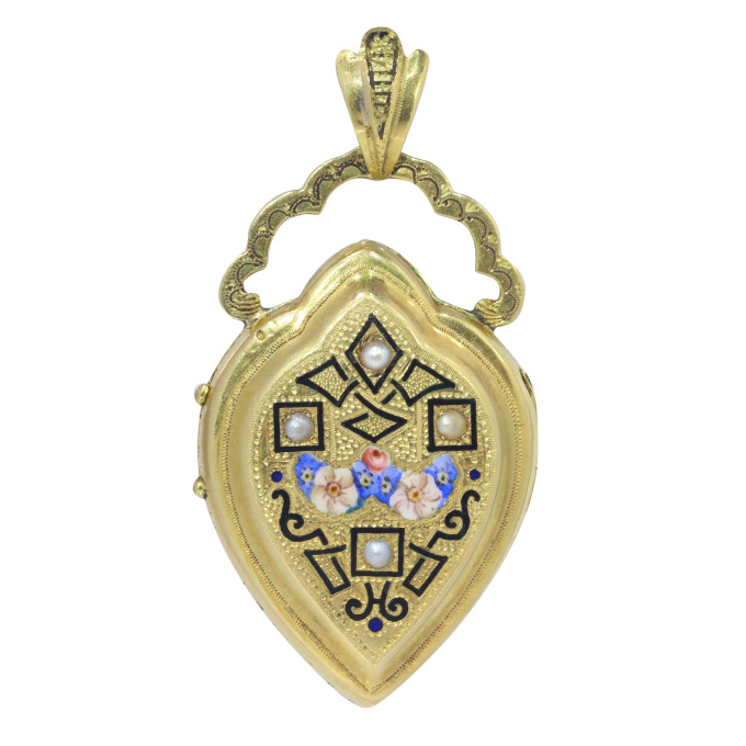 Vintage antique Victorian Biedermeier 18K gold locket with enamel and natural half seed pearls by Onbekende Kunstenaar