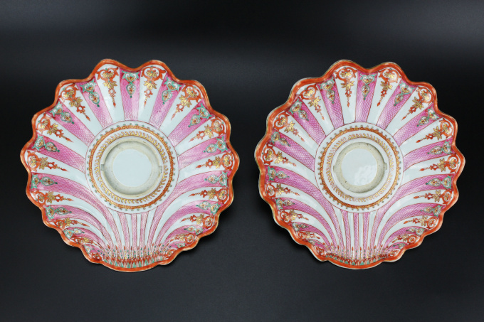 Two Chinese porcelain famille rose Mancerina plates, Qianlong Qing dynasty c. 1770 Chinese export dishes for the Spanish / Mexican market by Onbekende Kunstenaar