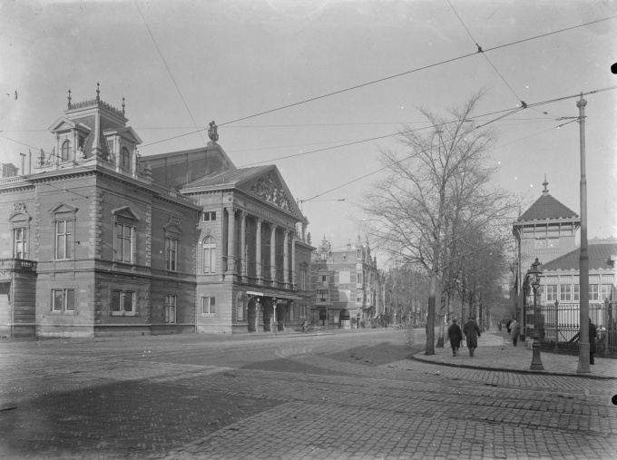 Stadsgezicht Amsterdam, Van Baerlestraat met het Koninklijk Concertgebouw en de Amsterdamse IJsclub by Wilbrandus Joannes Koppius