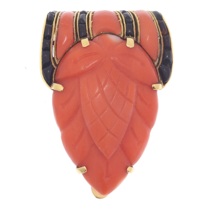 Truly magnificent Art Deco clip, typical Japonism, coral and carre cut onyx by Artiste Inconnu