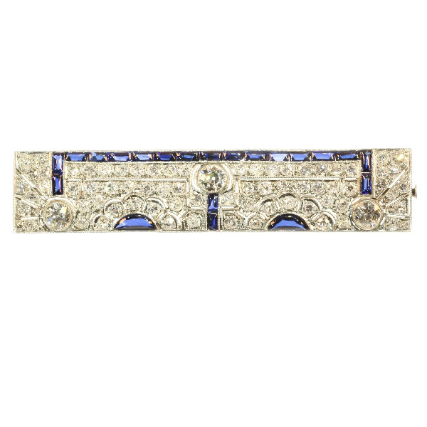Must See! Strong design Art Deco platinum brooch diamonds and sapphires by Artista Desconhecido