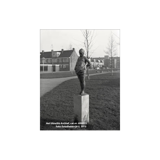 Staande vrouw by Hans Bayens