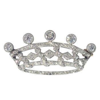 Vintage 1920's Art Deco platinum brooch presenting a crown set with diamonds by Onbekende Kunstenaar