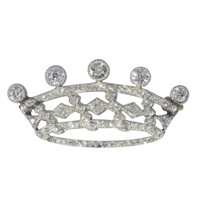 Vintage 1920's Art Deco platinum brooch presenting a crown set with diamonds by Artiste Inconnu