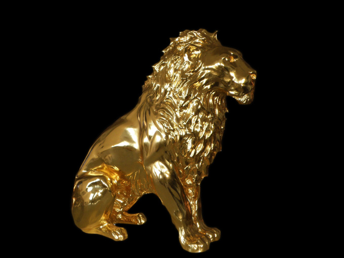Zittende gouden leeuw by Chris Tap