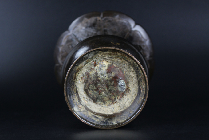 A Japanese Bronze Flower Vase, Edo Period (1603-1868) by Artista Sconosciuto
