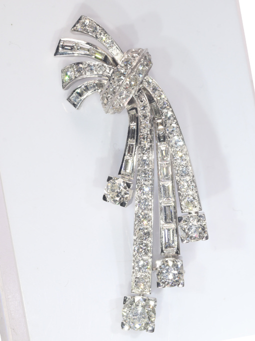 Elegant Diamond Platinum Vintage/Estate Brooch (ca. 1950) by Artiste Inconnu