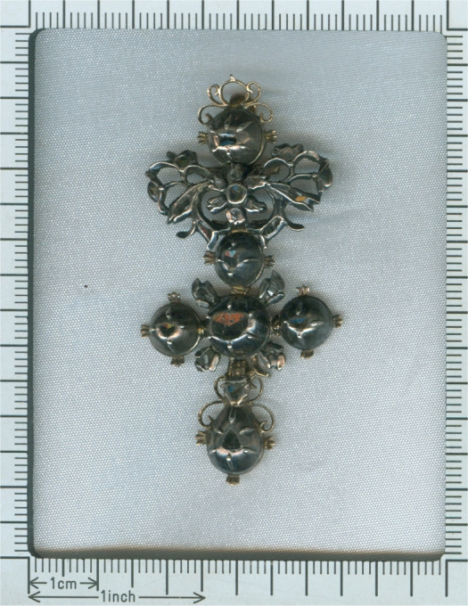 High quality Baroque diamond cross by Onbekende Kunstenaar