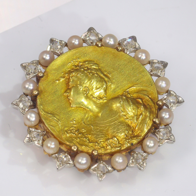 French vintage Belle Epoque gold brooch set with diamonds and pearls medaillist revival by Artiste Inconnu