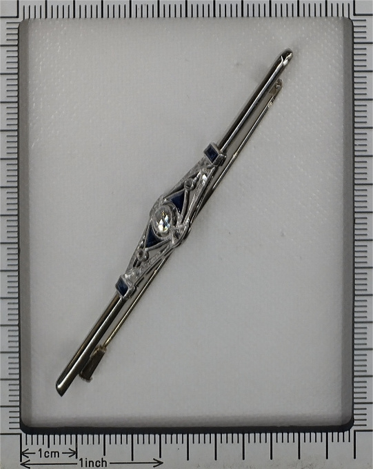Vintage Art Deco diamond and sapphire bar brooch by Artista Desconhecido