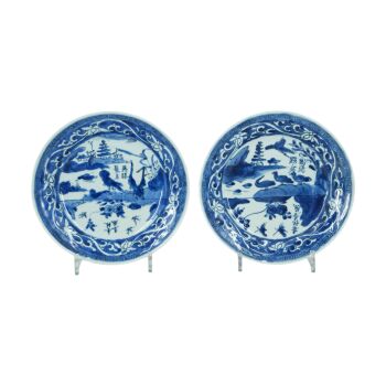 A pair of inscribed blue and white ‘Wild Goose Pagoda’ dishes for the Japanese market, Ko-Sometsuke, Ming dynasty, Tianqi Period (1621–1627). by Onbekende Kunstenaar