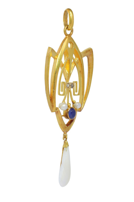 Romantic Whiplash: Art Nouveau Pendant with Diamonds, Sapphire, and Rare Pearl by Artista Desconocido